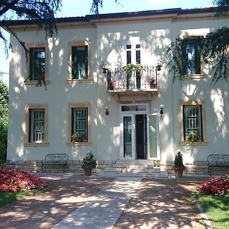 B&B Villa Dei Pini Domegliara Bagian luar foto